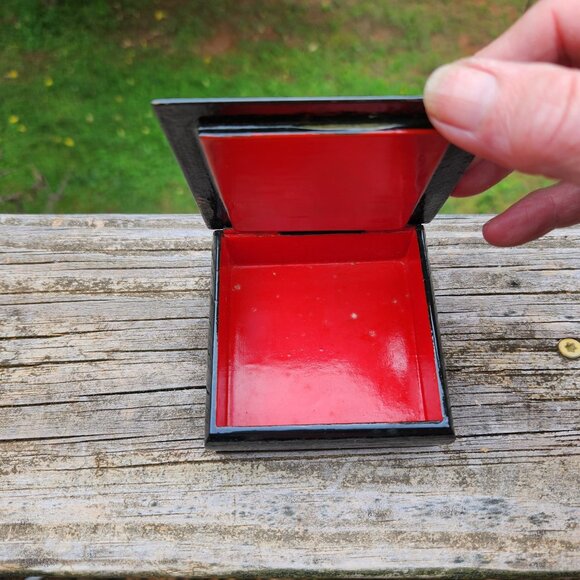 Hand-Painted Palekh Russian Lacquer Box Signed Winter Scene Black & Red Interior - Picture 3 of 10